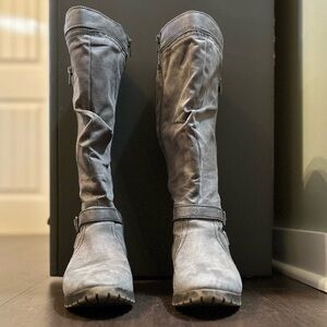 Knee high Women’s Boots. Tan/grey color. Size 9 1/2M wide calf.